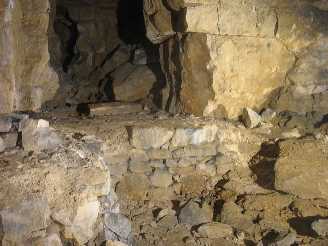 A loading bay to transfer stone onto horse-drawn carts