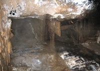 A winze divided into ore chute and climbing way
