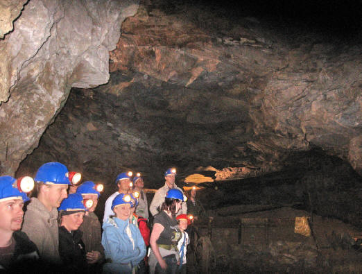 A group of visitors in Sand Cavern in Wood Mine